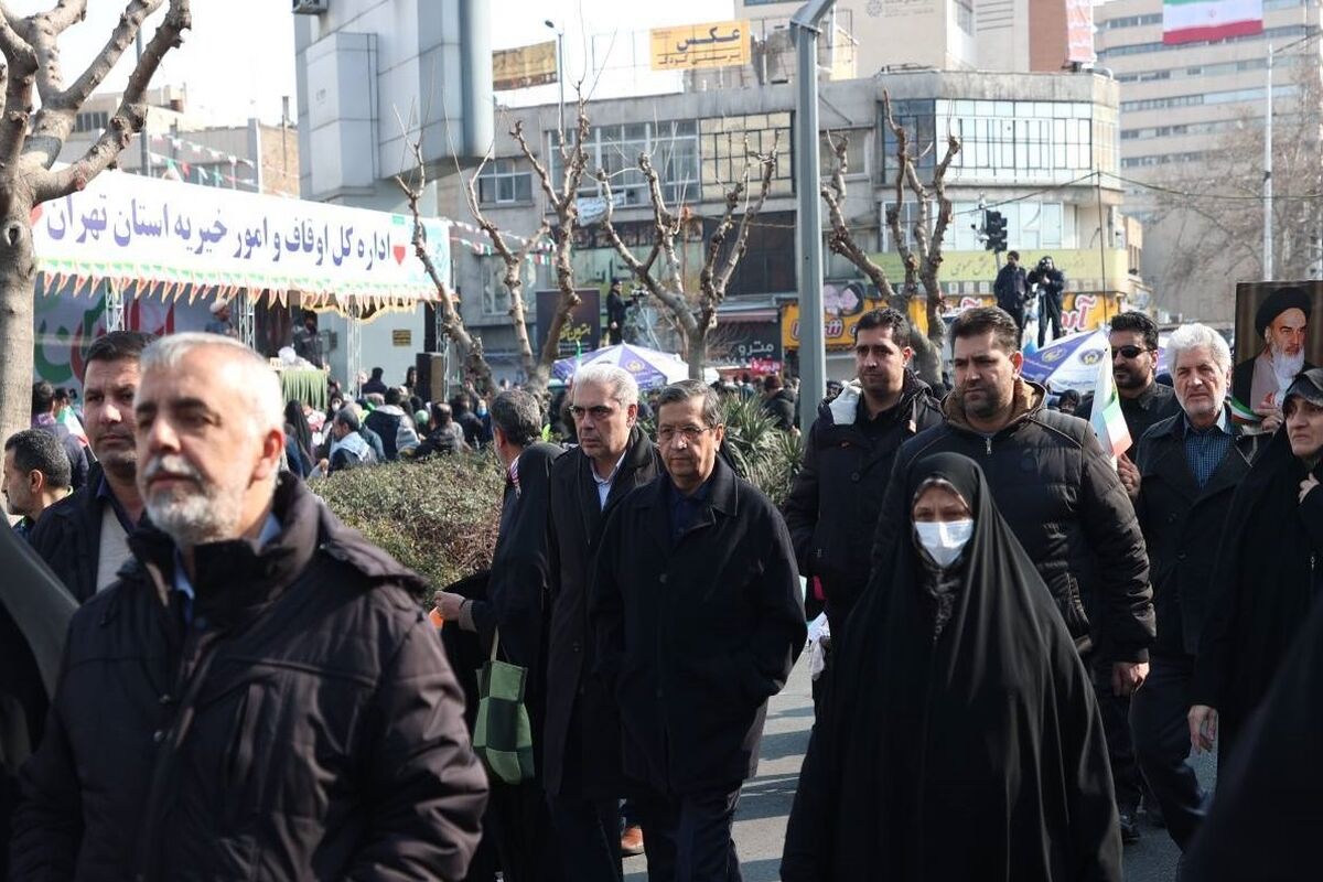 همتی در راهپیمایی 22 بهمن