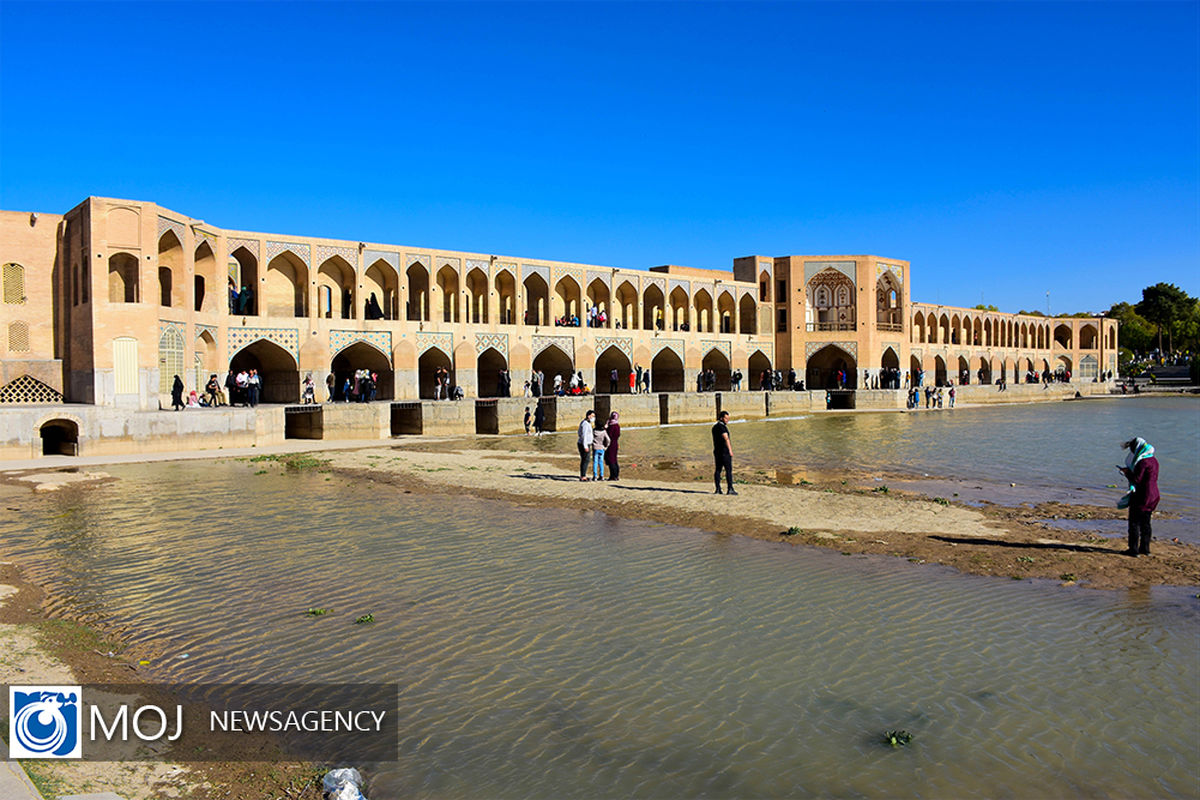 مسافران نوروزی در کنار زاینده رود 