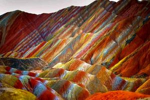 بسیاری از ظرفیت های گردشگری هرمز مغفول مانده/حضور سه گونه از دلفین ها در 9 ماه از سال در جزیر‌ه‌ی رنگین‌کمانی