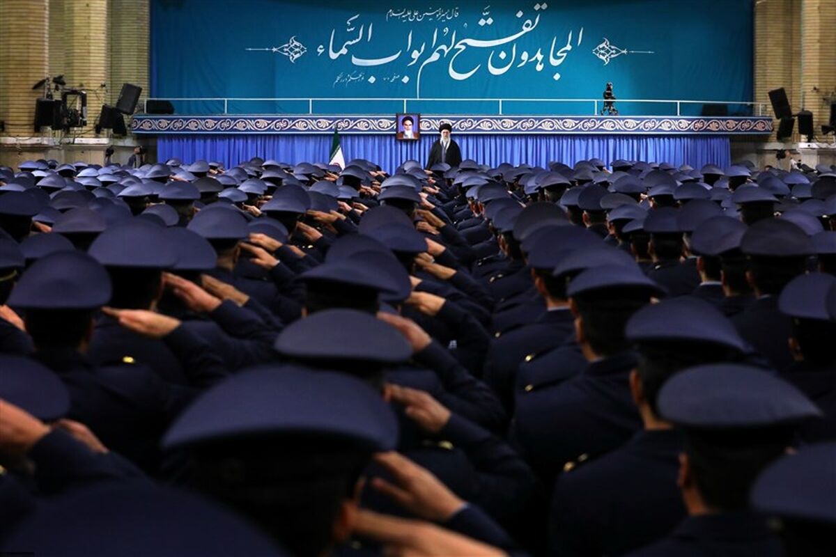 کارکنان نیروی هوایی ارتش با فرمانده کل قوا