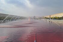 آب حوض میدان امام(ره) اصفهان گلگون شد