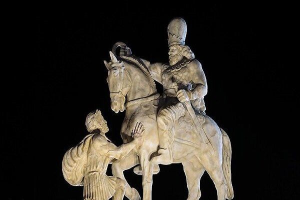 تندیس والرین در ورودی فرودگاه مهرآباد نصب شد