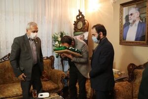 اهدا پرچم آستان قدس رضوی به خانواده شهید فخری ‌زاده