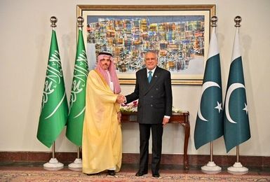 وزیران خارجه عربستان و پاکستان درباره امنیت گذرگاه‌های آبی رایزنی کردند
