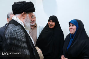 دیدار نویسنده و راوی کتاب «فرنگیس» با مقام معظم رهبری