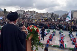 مردم لرستان در باران  به جشن چهل سالگی انقلاب آمدند