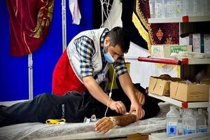 درمانگاه‌های هلال‌احمر در طریق الحسین به زائران خدمات امدادی ارائه می‌دهند