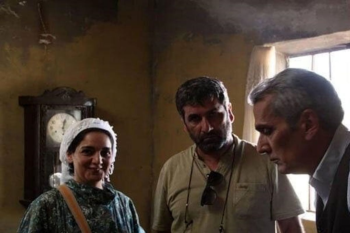 ناهید عزیزی صدیق در کنار احمد بهرامی در پشت صحنه فیلم سینمایی دشت خاموش