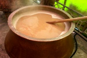 پخت ۳ تن سمنو در شهرستان خمینی شهر