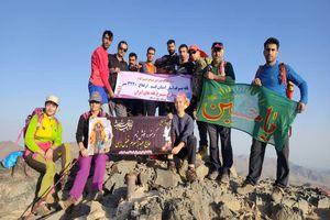 کوهنوردان ایلام پرچم سیدالشهدا را در قله برف‌انبار قم به اهتراز درآوردند