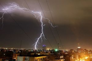 برخورد صاعقه با شبکه برق در رودان ۳ مصدوم برجا گذاشت