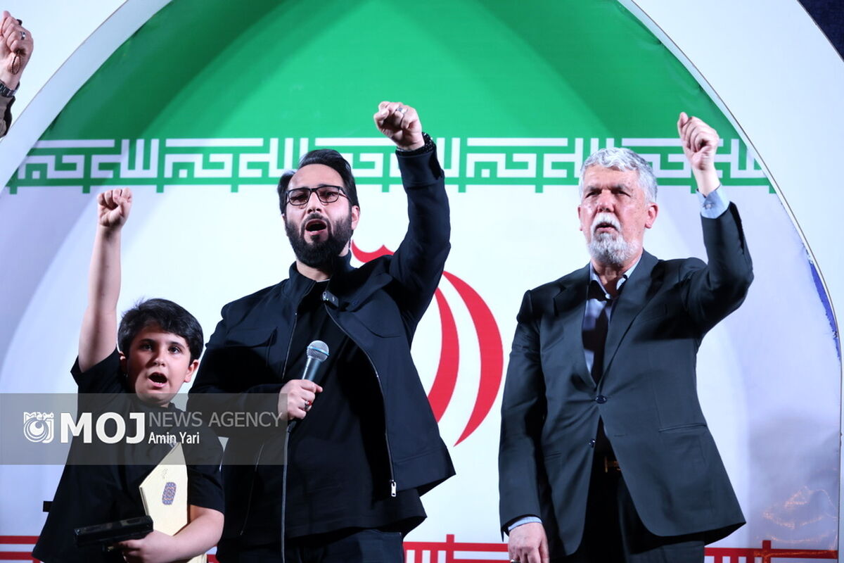 رونمایی از شناور تندروی هجومی ۲۷ رجب در میدان انقلاب