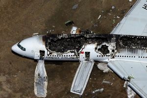 شیرجه هواپیمای اماراتی در دریای هنگ‌کنگ + فیلم