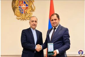 عالی‌ترین مدال افتخار وزارت دفاع ارمنستان به سفیر ایران اعطا شد