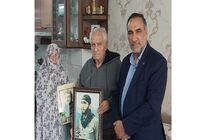 مدیر عامل شرکت مخابرات ایران سال نو را با دیدار از خانواده شهدا آغار کرد
