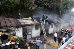 آتش سوزی سقف ۵ مغازه در محله امین الضرب رشت