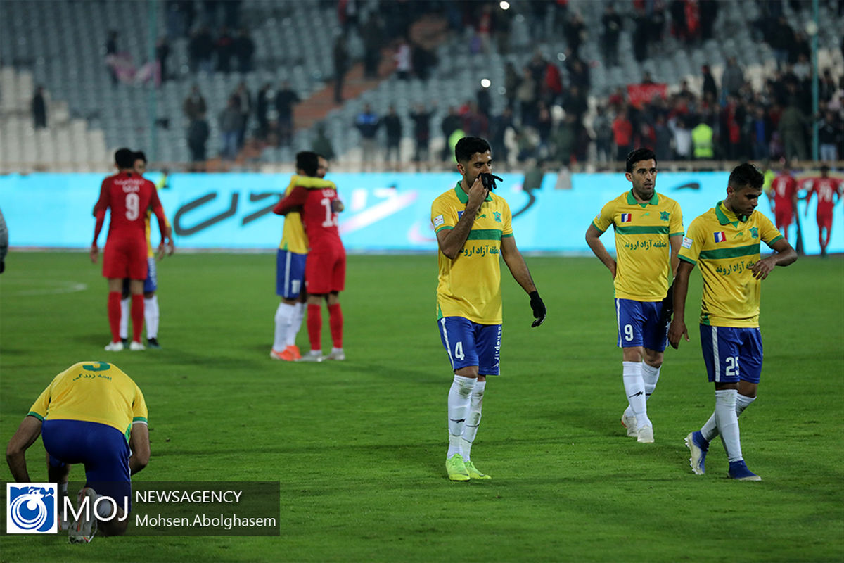 دیدار تیم های فوتبال پرسپولیس و صنعت نفت آبادان