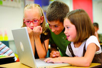 پسران به بازی و دختران به چت علاقه دارند