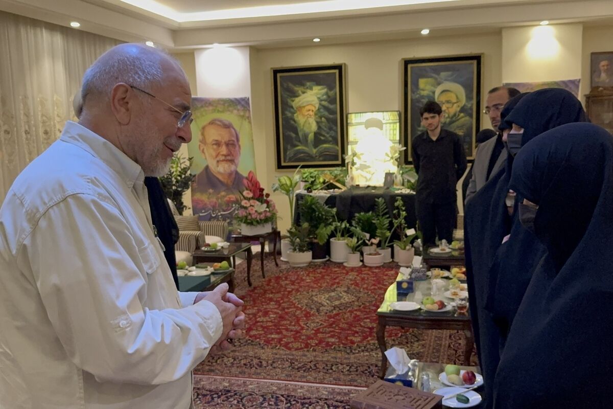 دیدار و گفت وگوی محمدباقر قالیباف با اعضای خانواده شهید دکتر علی لاریجانی + فیلم