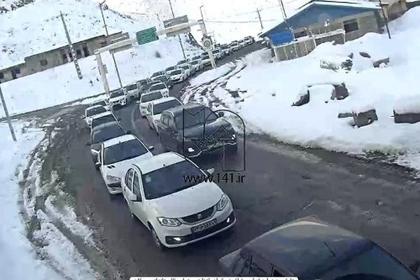 بارش برف برخی از محورهای مواصلاتی کشور را سفیدپوش کرد