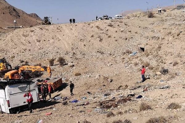 سقوط مرگبار اتوبوس در جاده فیروزکوه؛ ۴ کشته و ۳۳ زخمی