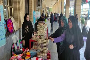 بازارچه نوروزی صنایع‌دستی در ایستگاه راه‌آهن اندیمشک برپا شد