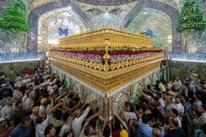 جشن سال نو میلادی در حرم امیرالمؤمنین (ع) + فیلم