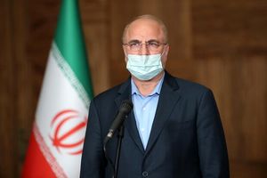 مشکلات امروز به این جهت است که ما از مسیر و راه امام فاصله گرفتیم