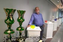 نمایشگاه می تواند هنرمندان پیشکسوت را از مرگ و فراموشی نجات دهد/سود بی زحمت کپی کاران کریستال ایرانی