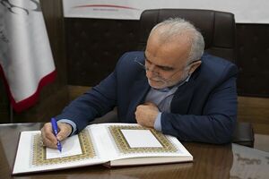 مومنی ازندریانی دبیر شورای عالی مناطق آزاد شد