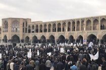 تجمع کشاورزان اصفهانی برای حقابه خود در مقابل پل خواجو 