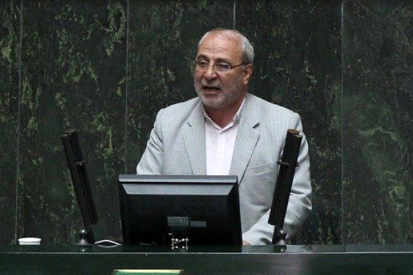 وزار به مناطق سیل زده نرفته بودند/ چرا اجازه می دهید که سر مجلس شورای اسلامی کلاه بگذارند