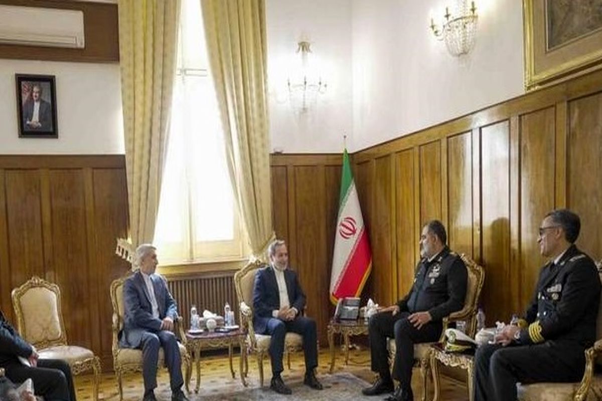 فرمانده نیروی دریایی و وزیر امور خارجه