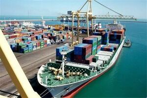 پهلوگیری کشتی کانتینربر با محموله کالاهای وارداتی در بندر شهید رجایی