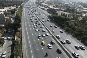 برخی از آزادراه‌ها و بزرگراه‌های منتهی به تهران پرترافیک هستند