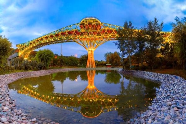 پل طبیعت تهران با نورپردازی طلایی به پویش آگاهی سرطان کودک پیوست