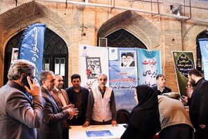 استقبال پرشور نمازگزاران از میز خدمت مخابرات کرمانشاه در مسجد جامع