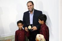 نشان شجاعت به سینه دانش‌آموز حمله تروریستی به حرم شاهچراغ