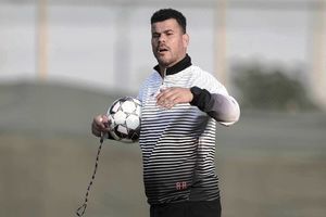 پرسپولیس یک تیم روی نیمکت و یک تیم در زمین دارد