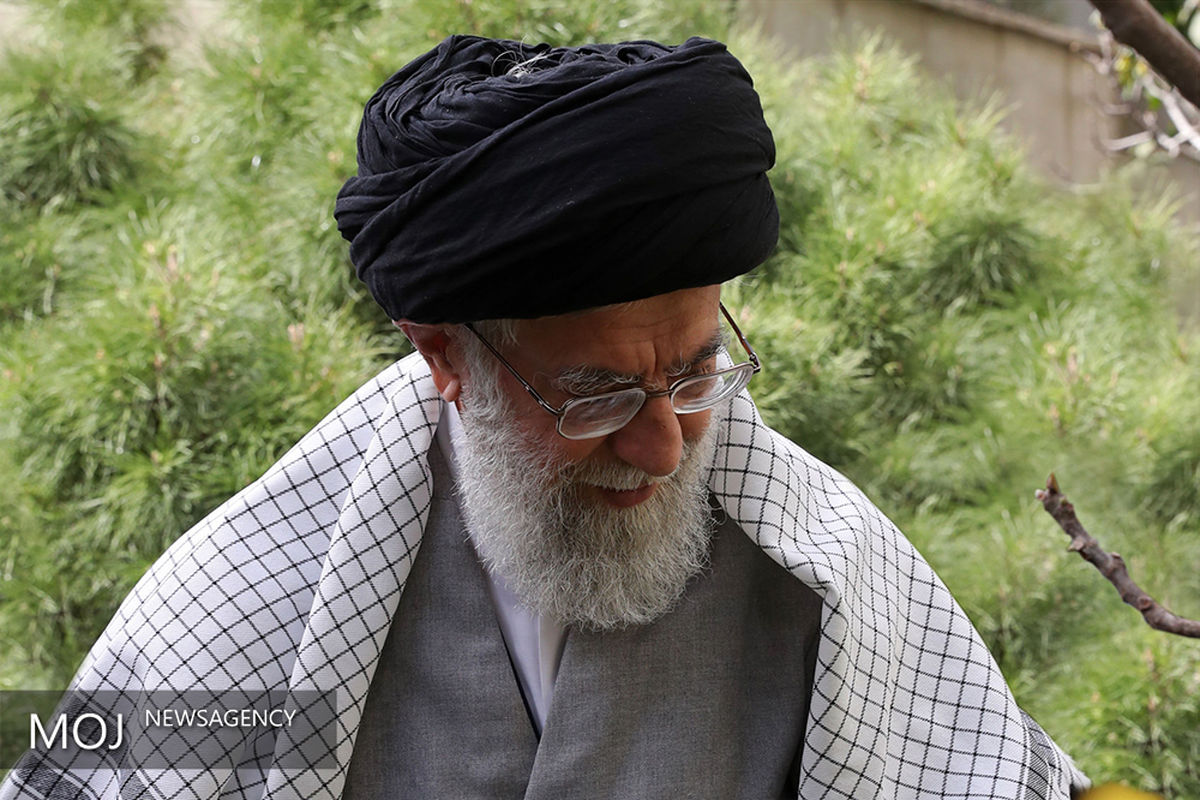 کاشت درخت توسط مقام معظم رهبری در روز درختکاری