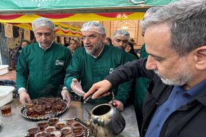 حضور سید عباس عراقچی وزیر امور خارجه در چایخانه حرم امام رضا (ع) + فیلم