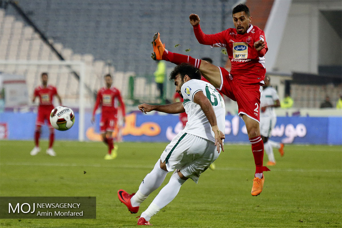 دیدار تیم های فوتبال پرسپولیس و ذوب آهن اصفهان