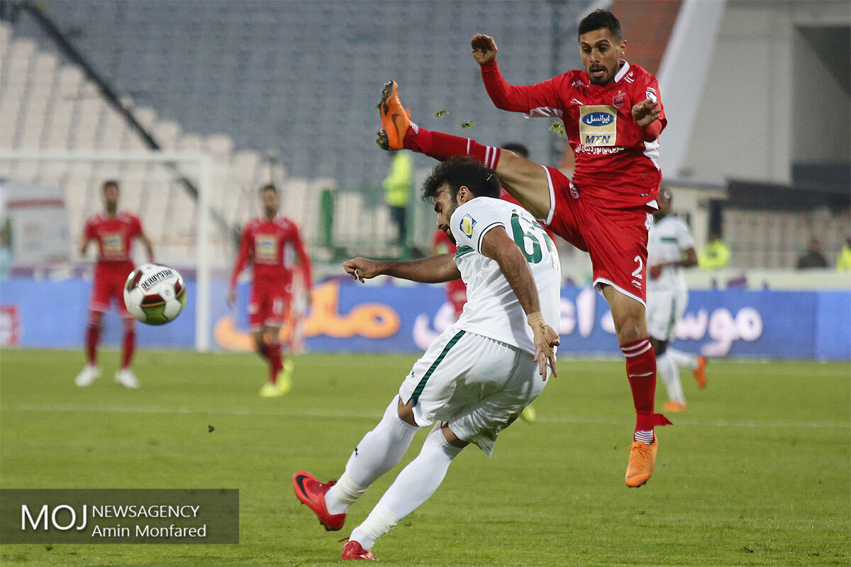 دیدار تیم های فوتبال پرسپولیس و ذوب آهن اصفهان