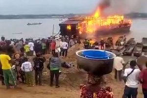 به آتش کشیدن کشتی‌ فردی که در غنا ادعا کرده بود طوفان نوح خواهد آمد + فیلم