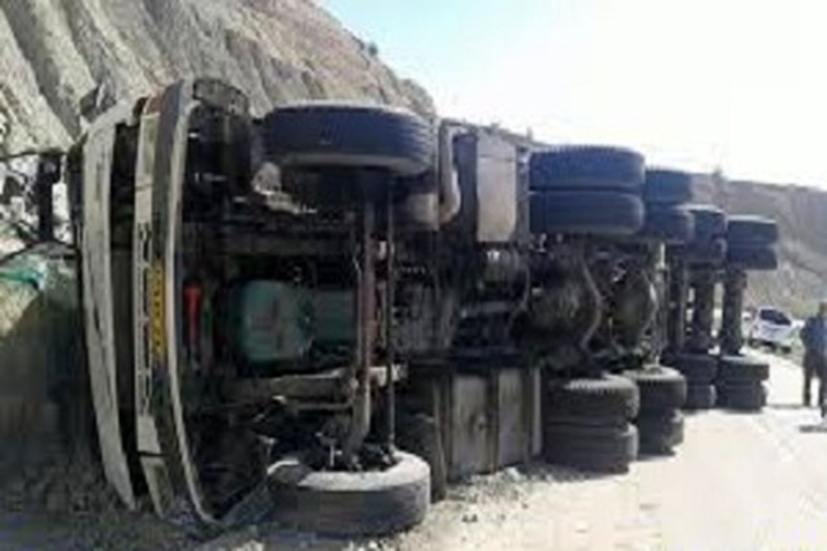 یک کشته براثر واژگونی تریلی حامل سوخت