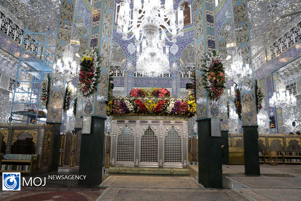 گل آرایی حرم حضرت زینب کبری (س) توسط خادمان ایرانی