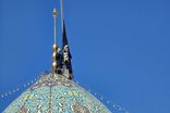 اهتزاز بیرق عزا بر فراز گنبد حرم مطهر شاهچراغ(ع)