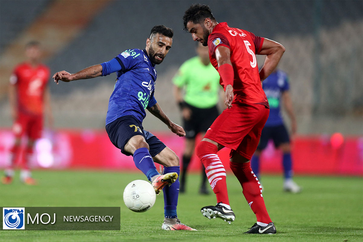 دیدار تیم های فوتبال استقلال و تراکتور