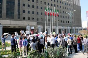 جمعی از بازنشستگان صنعت فولاد کشور مقابل مجلس تجمع کردند