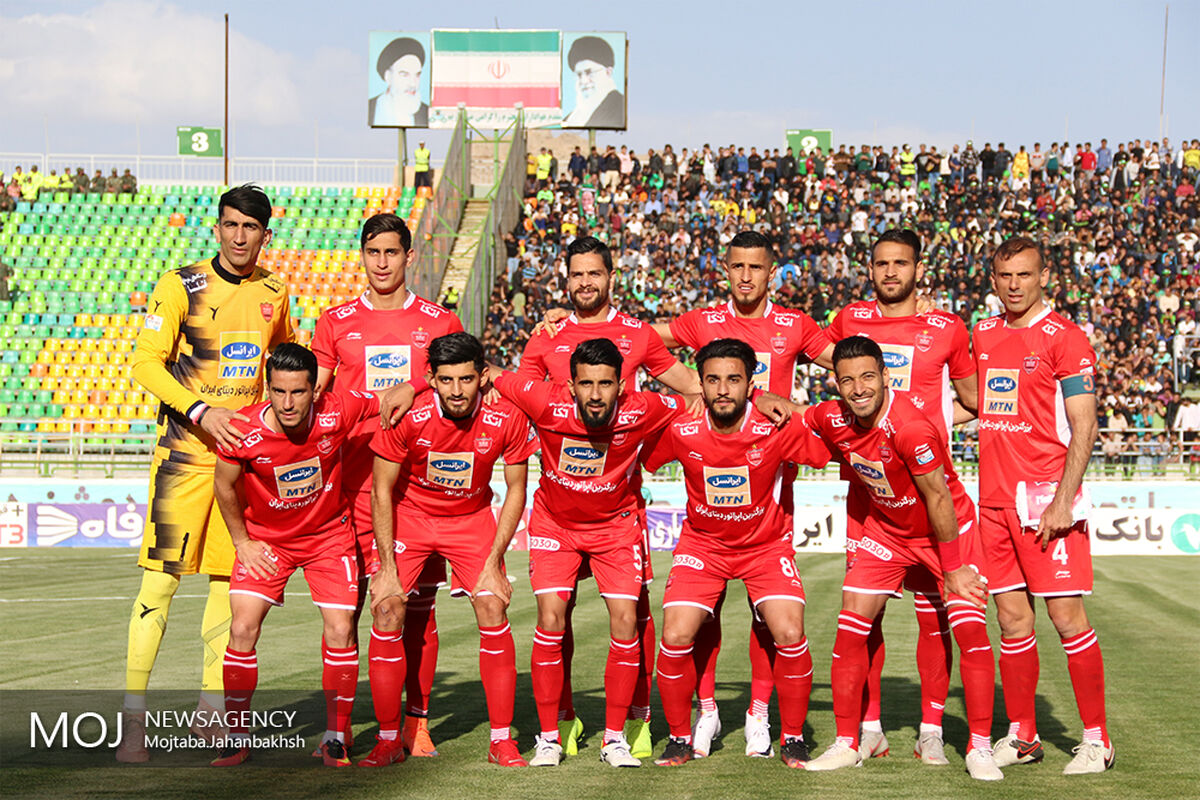 دیدار تیم های فوتبال ذوب آهن اصفهان و پرسپولیس